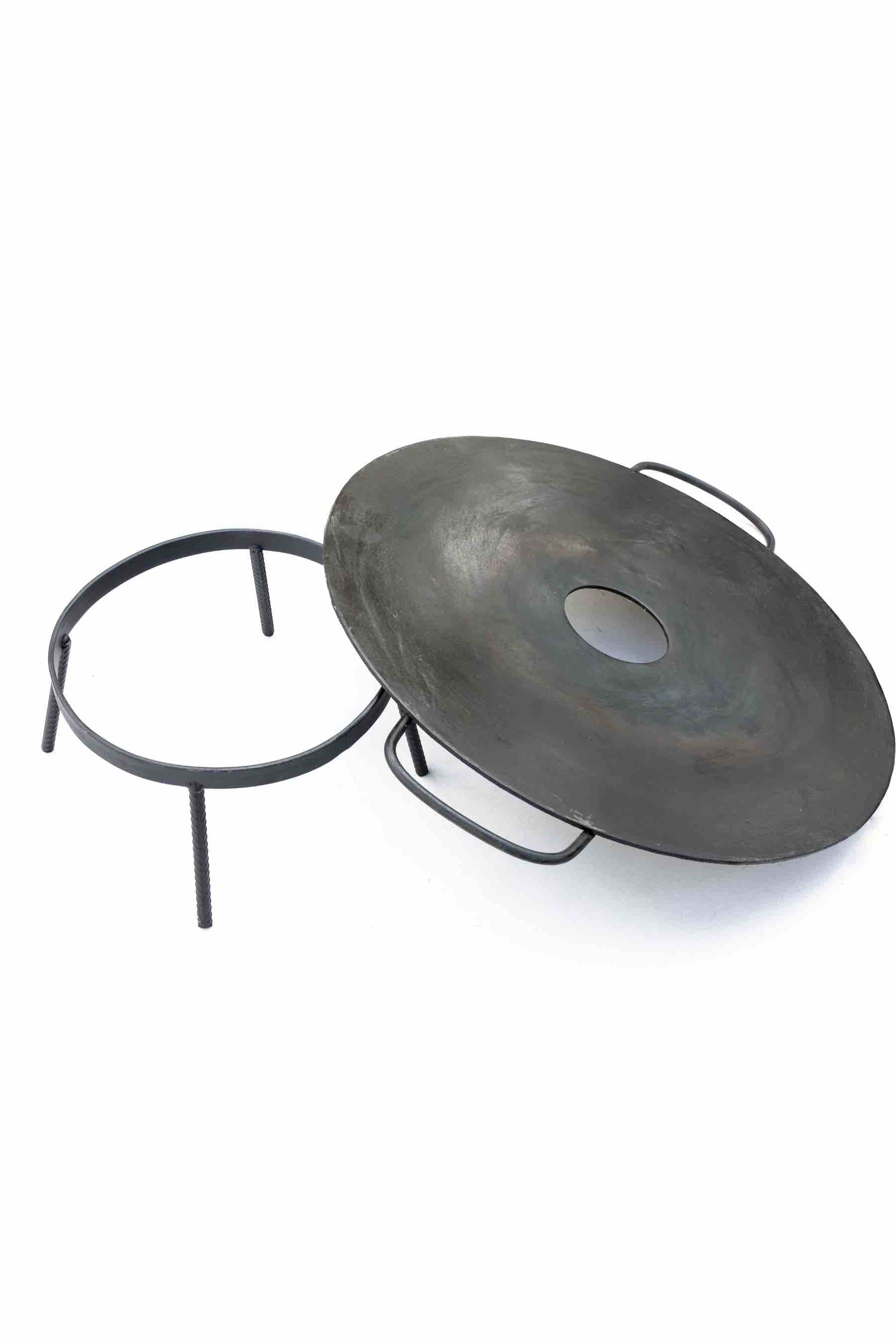 https://vargasbrothersfirepits.co.uk/cdn/shop/products/the-vargas-brothers-fire-pits-arado-barbecue-chapa-hot-plate-6-min.jpg?v=1677847824&width=1946